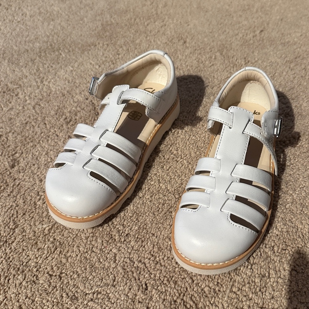 Brand New Clarks Cream Leather Sandals size US 11M